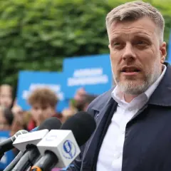 Kim jest Adrian Zandberg i co planuje dla Polski w przyszłości?