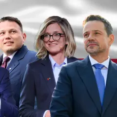Pięciu polityków w garniturach na tle polskiej flagi.