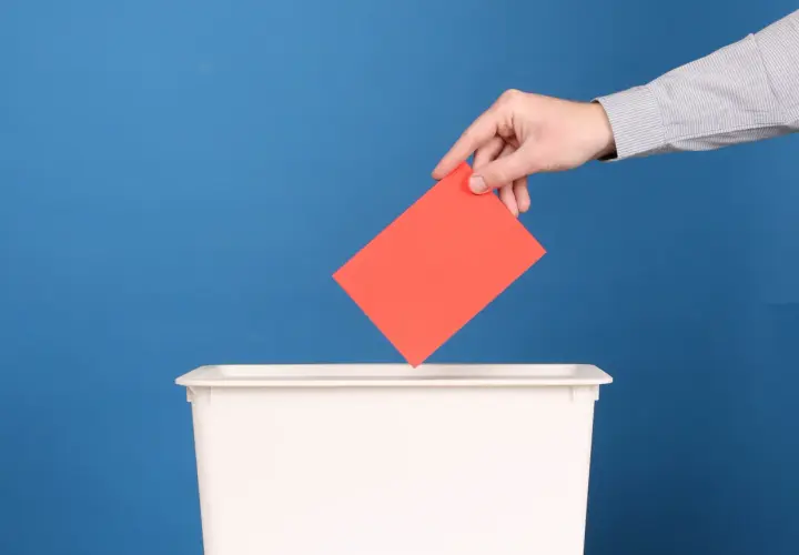 Demokracja semibezpośrednia: jak zmienia sposób podejmowania decyzji