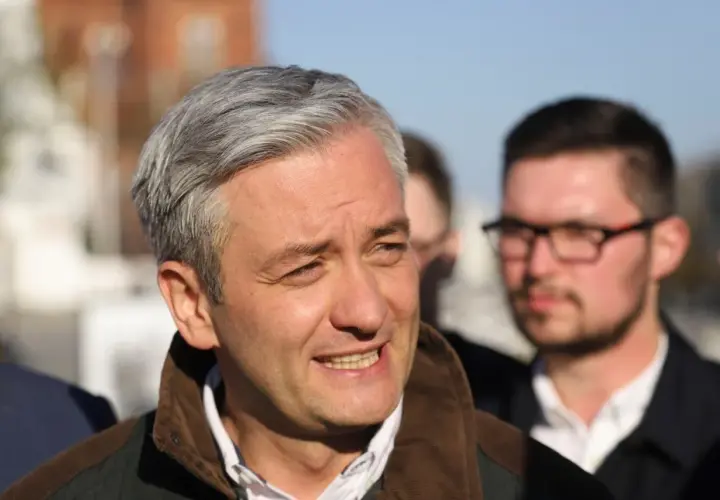 Biedroń ile ma lat? Zaskakujące fakty o jego życiu i karierze