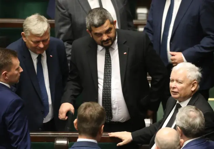 Co daje członkostwo w PiS? Odkryj korzyści i możliwości przynależności