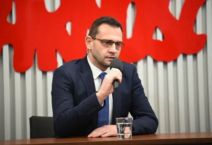 Solidarność: lewica czy prawica? Odkryj polityczne dylematy ruchu