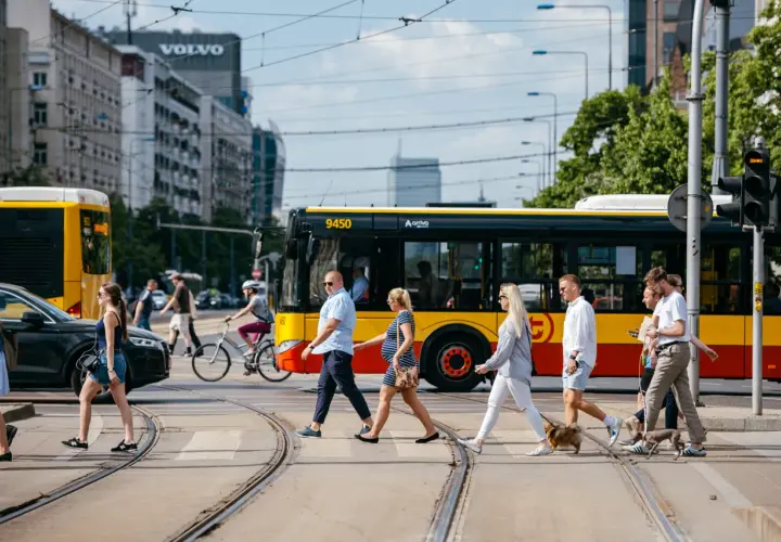 Jak dojechać do sejmu? Sprawdź najlepsze opcje transportu w Warszawie