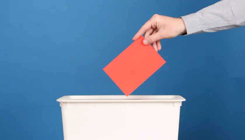 Demokracja semibezpośrednia: jak zmienia sposób podejmowania decyzji