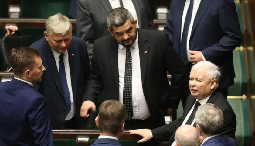 Co daje członkostwo w PiS? Odkryj korzyści i możliwości przynależności