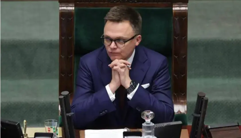 Czy Szymon Hołownia był księdzem? Prawda o jego drodze duchowej