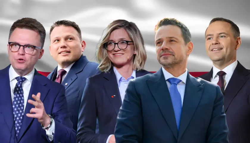 Pięciu polityków w garniturach na tle polskiej flagi.