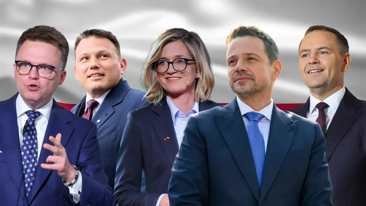 Pięciu polityków w garniturach na tle polskiej flagi.